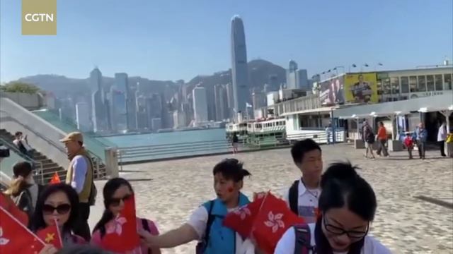 Hong Kong locals gather to sing Chinese songs, call for peace смотреть онлайн