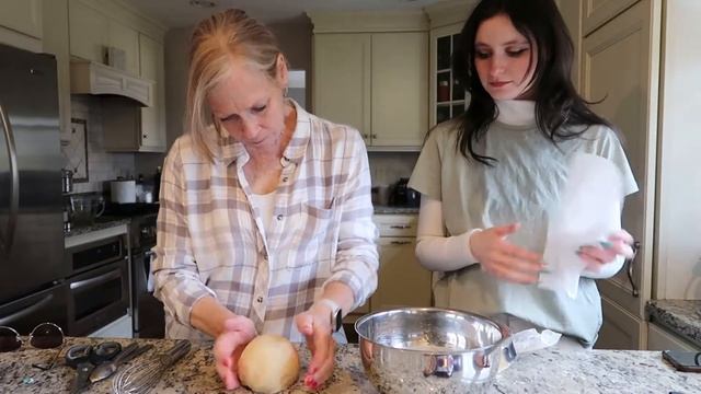 Cadbury Mini Egg Rolls | Baking with Mom pt.4 смотреть онлайн
