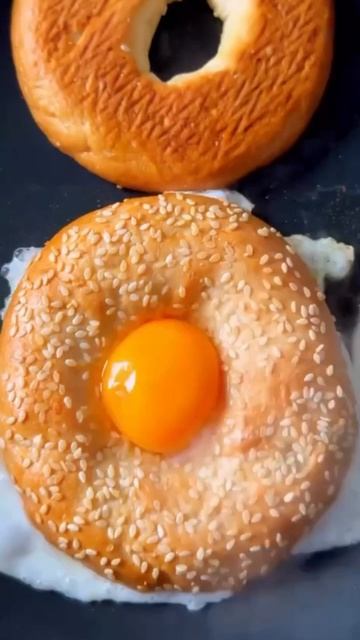 БЕЙГЛ С ЯИЧНЫМ СЮРПРИЗОМ смотреть онлайн