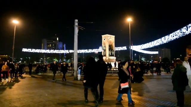 Taksim Square, Istanbul at Night смотреть онлайн