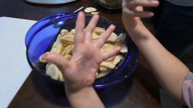 Violet Bakes an Apple Pie смотреть онлайн
