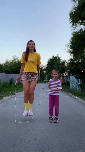 Парные прыжки с дочкой) ❤️ #скакалка #jumprope #семья #дети #skipping #скиппинг #уличныйфитнес #топ смотреть онлайн