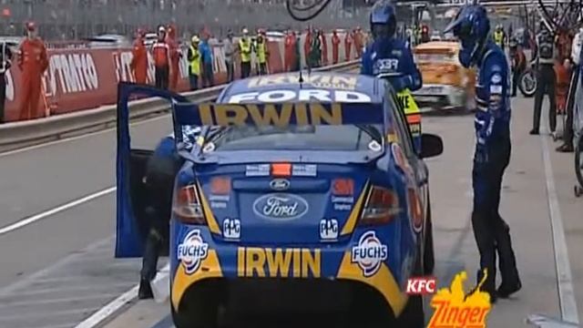 V8 Supercars : Alex Davison Windows Taken Out (Race 2 - Adelaide 2010) смотреть онлайн