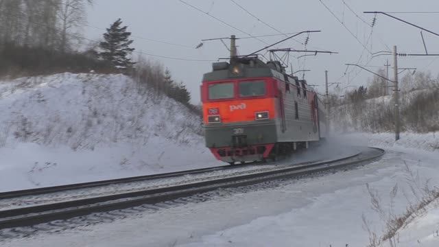 Поезда России сквозь ветер зимой на Транссибе | Железная дорога в Сибири смотреть онлайн