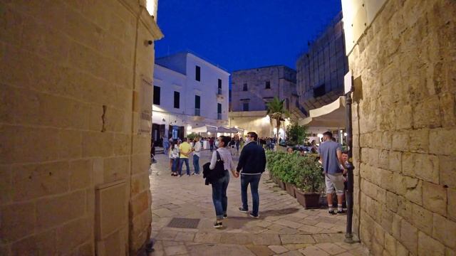 Polignano a Mare by night (Puglia), Italy【Walking Tour】4K смотреть онлайн