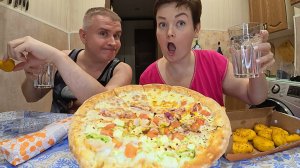 Мукбанг ОГРОМНОЙ ПИЦЦЕЙ ОТМЕТИЛИ моё ПОХУДЕНИЕ и КОЛЕНКУ) Семейный ужин наггетсы и шаурма