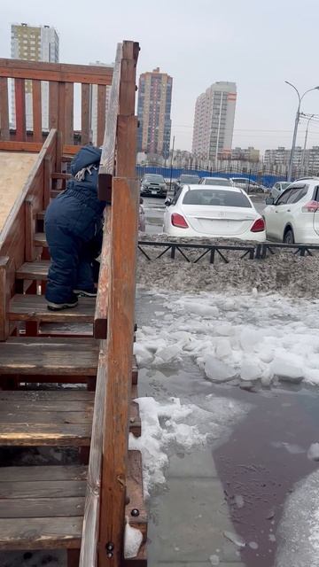 Володя играет на площадке во дворе. Володя и Максим на деревянной горке. Володе 3,5 года. смотреть онлайн