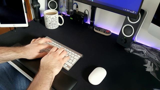 Typing on an Apple Wireless Keyboard (2nd Gen) смотреть онлайн