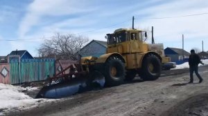 Мощь и сила! Трактор кировец К-700 и глубокий сугроб!