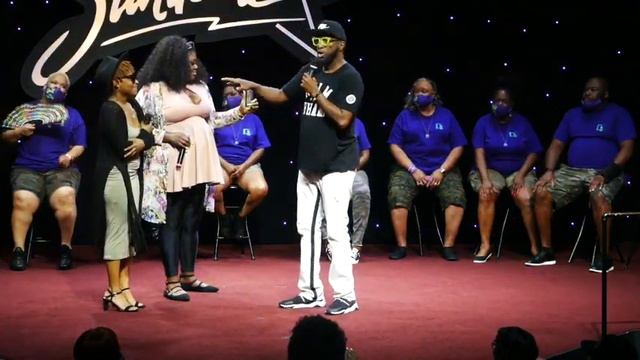 Ashley Acquaye Sings Jazmine Sullivan's "Bust The Windows" | Comedy & Karaoke Night смотреть онлайн