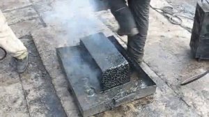 Извлечение брикета готового битума из формы