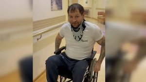 Александр Емельяненко передвигается на коляске