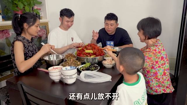 【超小厨】10斤小龙虾3斤大蒜！侄子买龙虾邀大姐一块吃，地道麻辣小龙虾一口爆汁满嘴香！安逸！ смотреть онлайн
