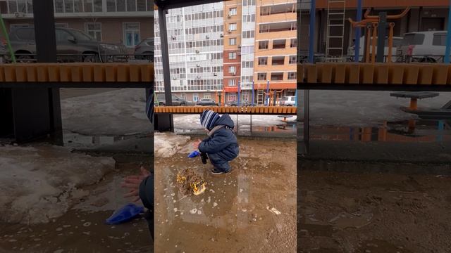 Володя играет на площадке во дворе. Володе 3,5 года. Володя на прогулке. Играет в луже с машиной смотреть онлайн