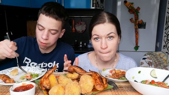 МУКБАНГ КРЫЛЬЯ/КАРТОФЕЛЬ/САЛАТ/MUKBANG смотреть онлайн