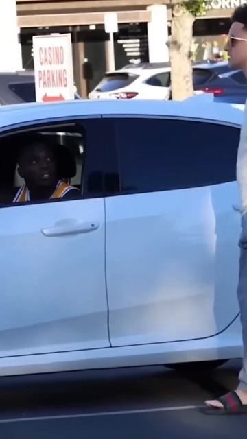 This man just knock on his window 😂#viral #trending #prank смотреть онлайн