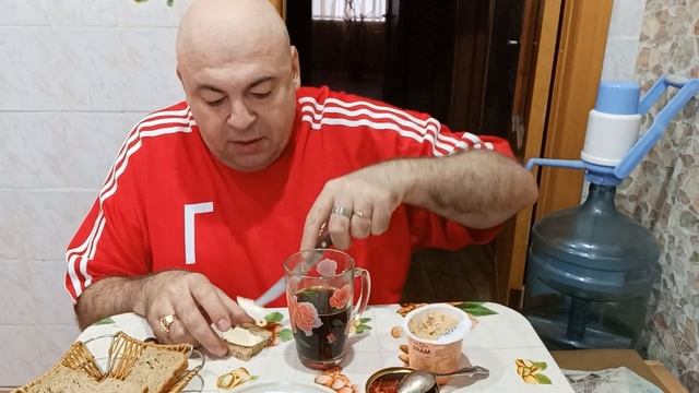 Мукбанг. Воскресный завтрак. Красная икра, намазка из копчёного лосося. О мультиках. смотреть онлайн