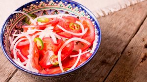 Узбекский салат к плову Аччик-Чучук.