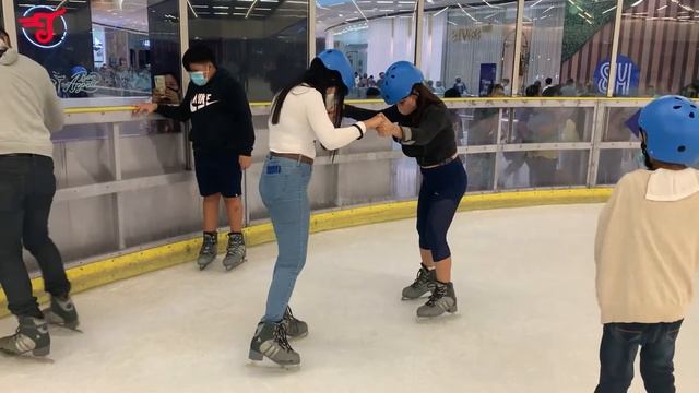 FIRST TIME ICE SKATER GIVES LESSON смотреть онлайн