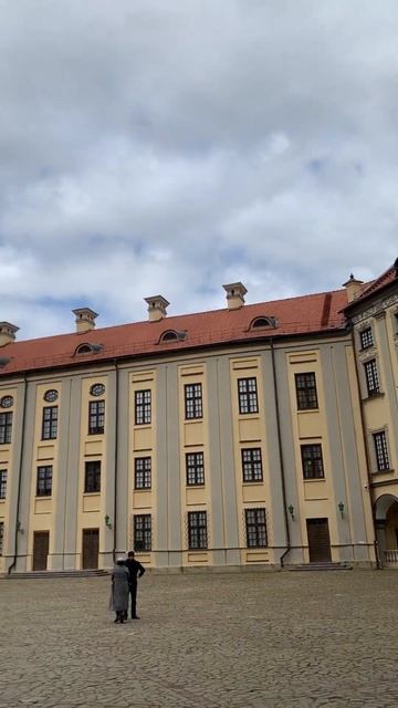 05.05.2023 Беларусь. Несвижский замок. Внутренний двор от входа смотреть онлайн