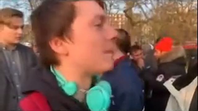 RED CAP BOY TELLS TOMMY ROBINSON FANS TRUTH ABOUT MUSLIMS IN 10 SECONDS смотреть онлайн