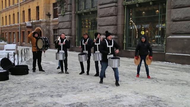 Виртуозные барабанщики на Малой Садовой в Санкт-Петербурге смотреть онлайн