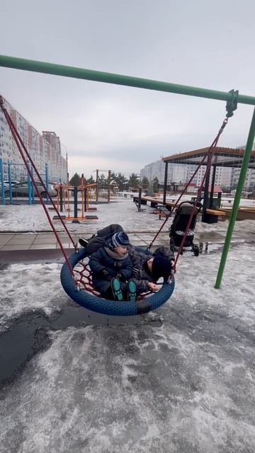 Володя играет на площадке во дворе. Володя и Максим на качеле. Володе 3,5 года. Володя на прогулке смотреть онлайн