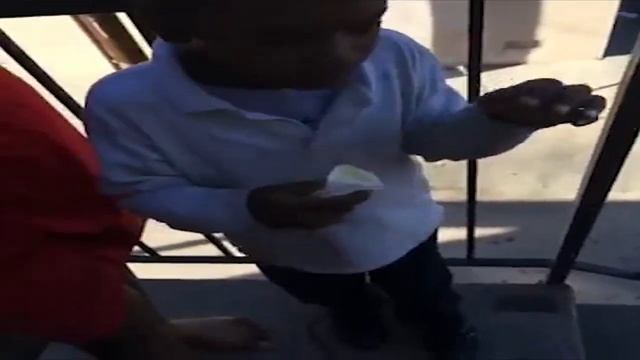 Dad slaps icecream off of kids hand! Windows XP Edition смотреть онлайн