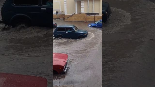 Курск. 20.06.2015 ул. А. Невского. Ливень. Потоп! смотреть онлайн