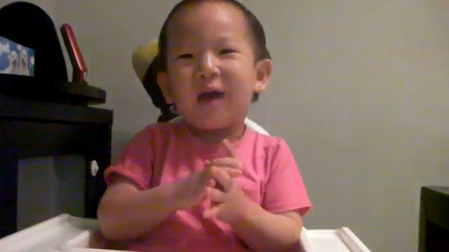 Toddler Natalie enjoying her very first apple crumble mini tart смотреть онлайн