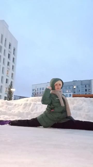 НЕ СУЩЕСТВУЕТ НЕПОДХОДЯЩЕГО МОМЕНТА ДЛЯ ШПАГАТА ЕСЛИ ТЫ УМЕЕШЬ ДЕЛАТЬ ШПАГАТ🩰Шпагат на снегу смотреть онлайн
