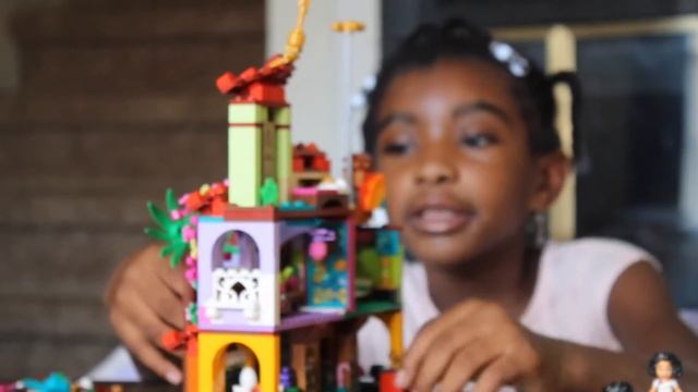 Lego Encanto Madrigal House Build and Play! смотреть онлайн