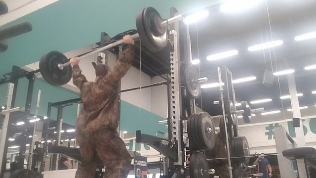 Приседания со штангой поднятой над головой 75 кг в 53 года уже 4 раза, личный вес 79