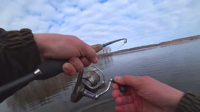 Рыбалка на спиннинг весной.Ловля щуки и окуня в забродниках.Как ловить щуку и окуня весной. смотреть онлайн