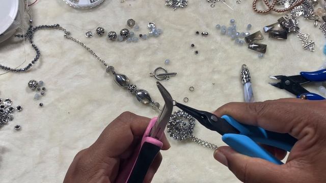 Asymmetrical Statement necklace that has never been attempted before with GGC’s treasure box смотреть онлайн