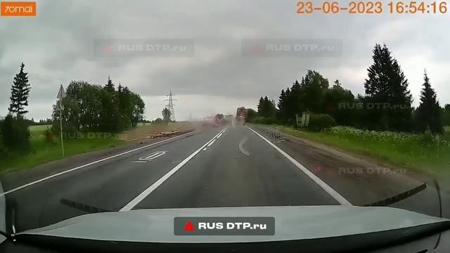 Лесовоз завалил прицеп