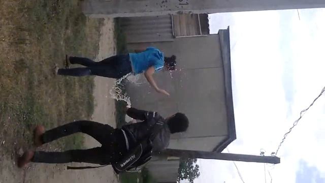 обливание мыльной водой...) смотреть онлайн