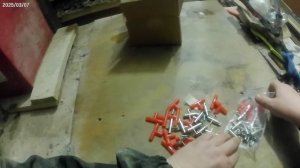 Установка нипельных поилок и поддонов на клетки для кроликов.