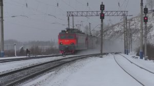 Грузовые и пассажирские поезда РЖД сквозь метель на станции "Косачи" | Железная дорога в Сибири