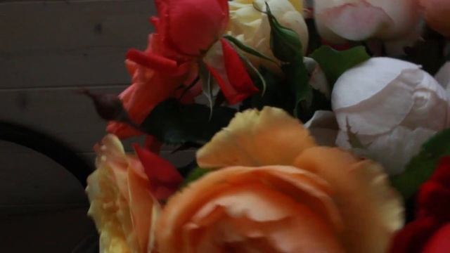 Красивый букет роз из осеннего розария смотреть онлайн