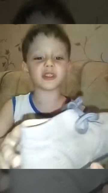 Кирил развязывает шнурки