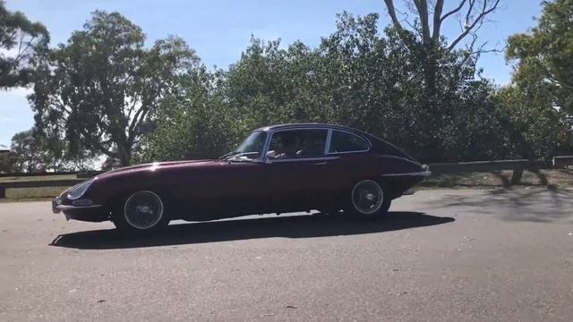 1966 Jaguar E-Type Series 1 смотреть онлайн