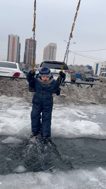 Володя играет на площадке во дворе. Володя на качеле. Володе 3,5 года. смотреть онлайн