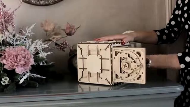 Настоящий деревянный сейф UGears смотреть онлайн