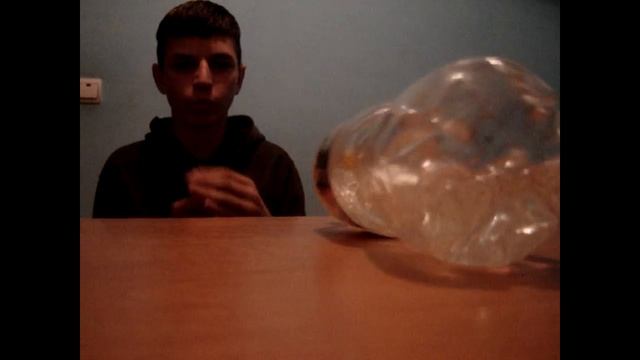 УЧУСЬ БРОСАТЬ БУТЫЛКУ С ВОДОЙ №1 смотреть онлайн