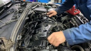 Демонтаж топливной форсунки на дизельном моторе Вольво хс60.