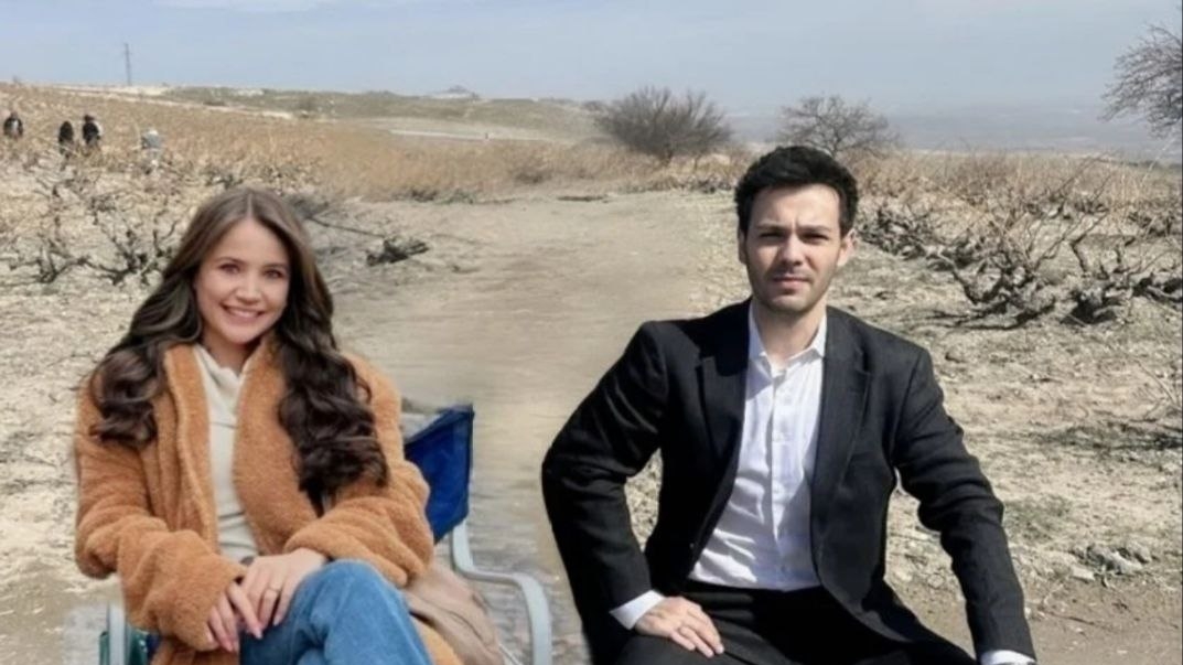 Ягмур Юксель и Таха Баран Озбек в Каппадокии на съёмках нового сериала "Злые Земли" смотреть онлайн