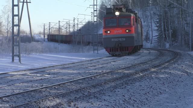 Медленные грузовые поезда РЖД зимой на Транссибе | Железная дорога в Сибири смотреть онлайн