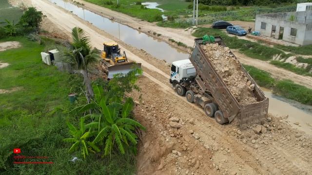 Beautiful!! Bulldozer Pushed Cutting Soiled Designer Build Rural Road & Dump Truck Spreading смотреть онлайн