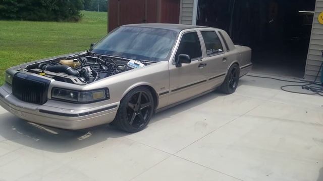 LS/T56 Swapped Lincoln Town Car смотреть онлайн